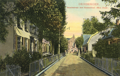 9826 Gezicht in de Bosstraat te Driebergen uit het zuidwesten, met links de voorgevel van de kostschool Mon Désir.N.B. ...